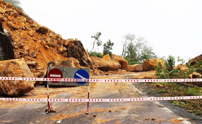 Quốc lộ 27C đoạn nối Đà Lạt-Nha Trang tê liệt Sạt lở trên quốc lộ 27C.