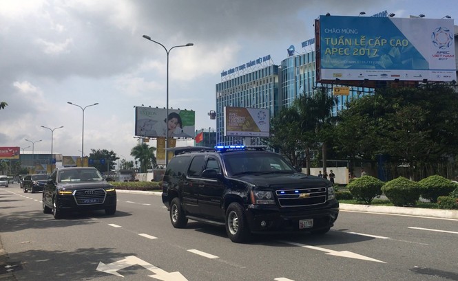 Người dân Đà Nẵng xuống đường đón các đoàn xe APEC Đoàn xe chở Tổng thống Donald Trump lăn bánh trên đường Đà Nẵng trưa 10/11. Ảnh: Thanh Trần.