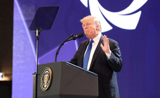 Bản tin 14H: Tổng thống Trump chia sẻ với nạn nhân bão Damrey tại Việt Nam Tổng thống Mỹ Donald Trump phát biểu tại APEC CEO Summit. Ảnh: Tường Đăng.
