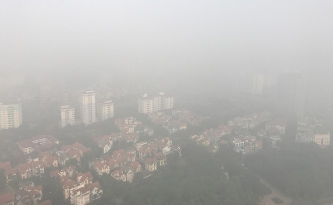 Bão số 13 giật cấp 11, áp sát quần đảo Hoàng Sa Nhiều tòa nhà ở khu vực Linh Đàm, Hoàng Mai, Hà Nội mờ ảo trong sương. Ảnh: Phan Thiên.