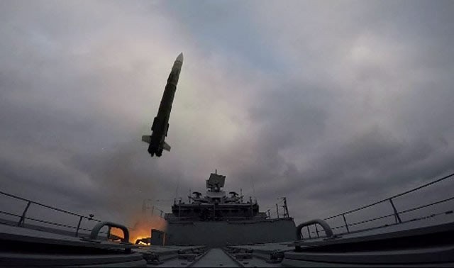 Bản tin 8H: Nga ồ ạt phóng tên lửa 'cảnh báo' NATO Tàu Đô đốc Makarov của Nga phóng thử tên lửa đất đối không. Ảnh: Navy.