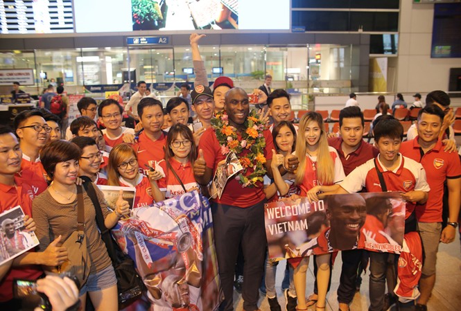 Huyền thoại Arsenal tới Sài Gòn trong vòng vây của CĐV Sol Campbell cũng tỏ ra rất thân thiện