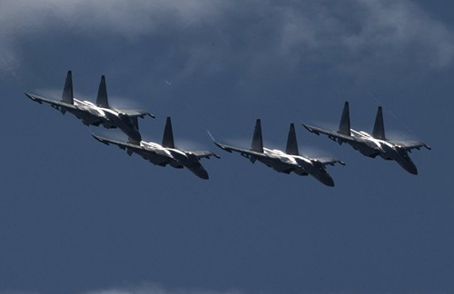 Bản tin 14H: Chiến đấu cơ Nga xuất kích 'dằn mặt' máy bay do thám Một phi đoàn Su-35 của Nga. Ảnh: AP.