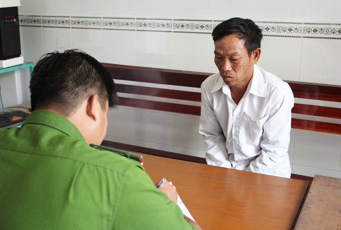 Đi bán đậu phộng dạo rồi trộm tài sản của người nước ngoài Đối tượng Nguyễn Văn Dự tại cơ quan công an.