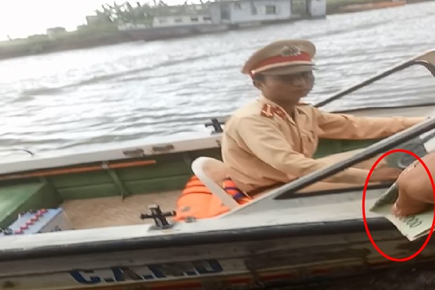 'Cận cảnh mãi lộ trên sông': Yêu cầu cán bộ liên quan giải trình CSGT đường thủy trạm Khánh Tiên (Ninh Bình) ngồi trên cano nhận tiền từ chủ tàu.