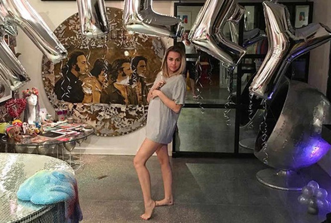 Miley Cyrus nói gì khi dính tin đồn mang bầu với Liam Hemsworth Bức ảnh khiến fan tưởng nhầm Miley có bầu.