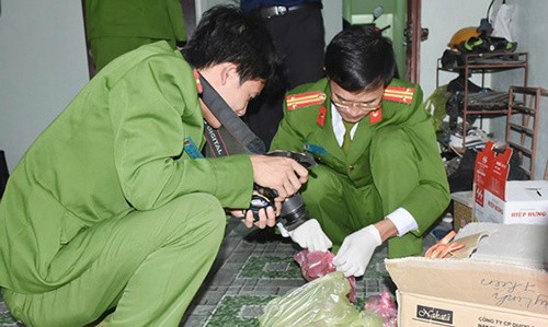 Bản tin 8H: Bà nội sát hại cháu bé 20 ngày tuổi do tin lời thầy bói Cảnh sát khám nghiệm hiện trường. Ảnh: C.A.