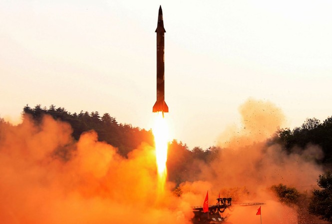 Bản tin 8H: Triều Tiên công bố hình ảnh tên lửa Hwasong-15 Ảnh: Reuters.