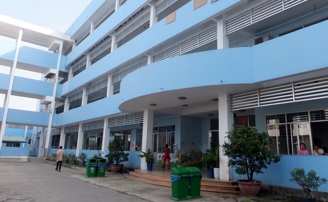 Cô gái nhảy lầu 2 xuống đất nguy kịch Hiện trường nơi chị T. nhảy từ lầy 2 xuống. Ảnh: Đức Thịnh.