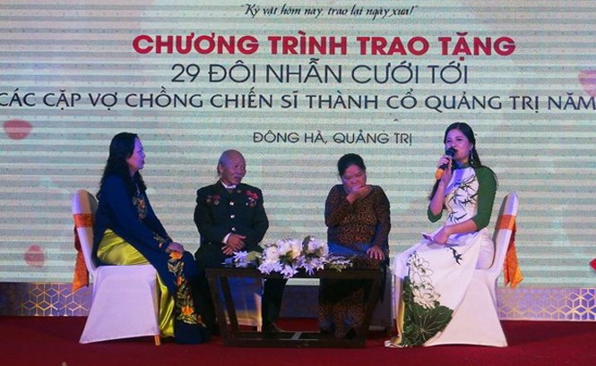 Trao tặng nhẫn cưới cho 29 đôi vợ chồng cựu chiến binh Thành Cổ Quảng Trị Giao lưu tại Chương trình “Tình son sắt”. Ảnh: T.C.