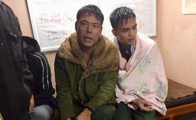 Cứu nạn tàu cá bị sóng đánh chìm gần biển Cửa Hội Ba thuyền viên được lực lượng cứu hộ đưa vào bờ an toàn.