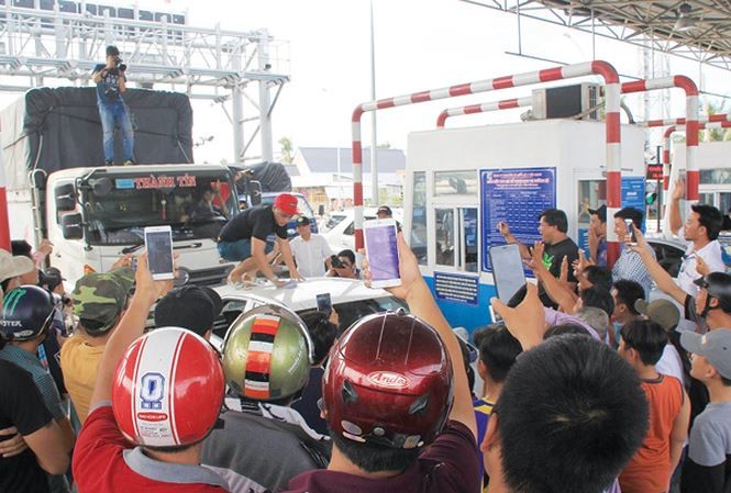 Bộ Giao thông đưa 3 kịch bản về điểm nóng BOT Cai Lậy Tài xế phản ứng tại BOT Cai Lậy. Ảnh: Nhật Huy.