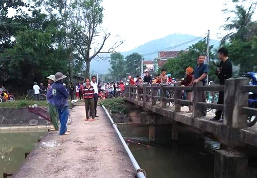 Hàng trăm người tìm kiếm cụ bà nghi bị đuối nước Người dân tổ chức tìm kiếm nạn nhân