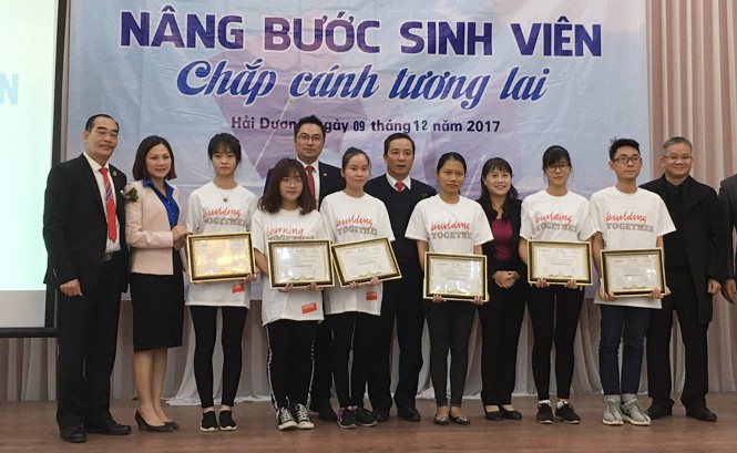 Thêm 6 sinh viên nhận học bổng trị giá 60 triệu đồng Sinh viên nghèo nhận học bổng tại Hải Dương chiều 9/12.