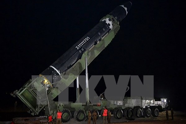 Bản tin 14H: Mỹ xem xét phương án quân sự với Triều Tiên ên lửa liên lục địa được đặt vào bệ phóng di động ở Triều Tiên, chuẩn bị cho vụ phóng. Nguồn: YONHAP/TTXVN.
