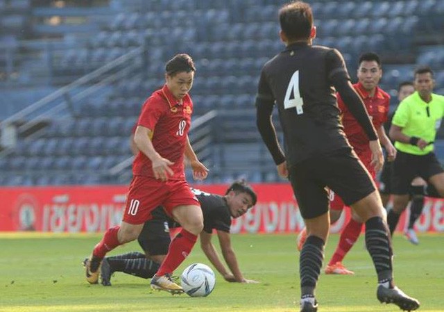 HLV Vương Tiến Dũng: 'Đừng quá khen U23 Việt Nam' U23 Việt Nam còn nhiều điểm yếu ở hàng thủ.