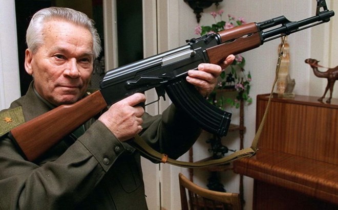 Bản tin 20H: Mỹ có kế hoạch thay thế 5 vạn súng AK-47 của Nga Súng trường AK-47. Nguồn: AP.