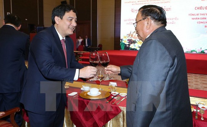 Tổng Bí thư, Chủ tịch nước Lào Bounnhang Vorachith thăm tỉnh Nghệ An Ông Nguyễn Đắc Vinh, Ủy viên Trung ương Đảng, Bí thư Tỉnh ủy Nghệ An chúc mừng Tổng Bí thư, Chủ tịch nước Cộng hòa Dân chủ Nhân dân Lào Bounnhang Vorachith. Ảnh: Doãn Tấn/TTXVN.