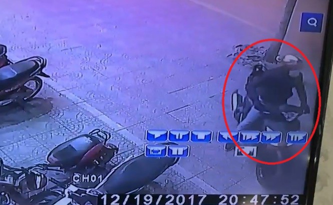 Clip nam thanh niên trộm xe SH cực nhanh trên vỉa hè Hà Nội Nam thanh niên bẻ khóa rồi lên xe tẩu thoát. Ảnh cắt từ clip.