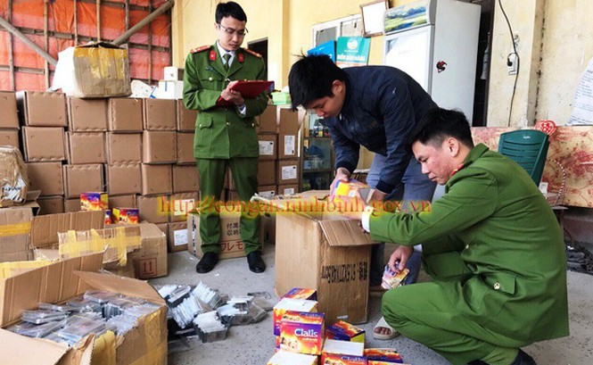 Bắt giữ lô hàng 'khủng' có nhiều loại thuốc… cường dương Lực lượng Công an tỉnh Ninh Bình kiểm tra lô hàng lậu trị giá 2 tỷ đồng, có nhiều thuốc cường dương không rõ nguồn gốc xuất xứ. Ảnh: Công an Ninh Bình.