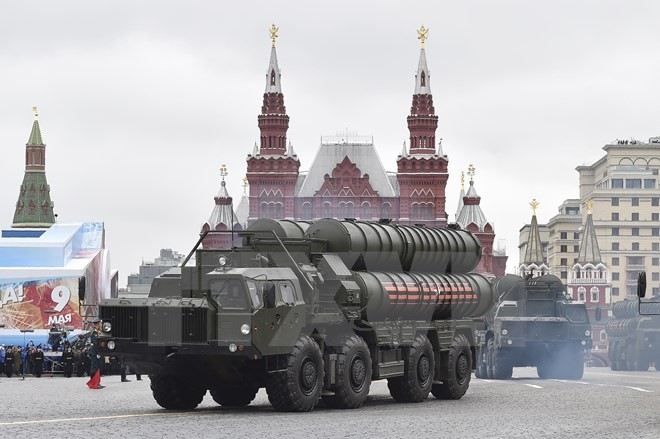 Bản tin 8H: Nga trang bị S-400 bảo vệ không phận phía Đông và phía Tây Hệ thống tên lửa phòng không S-400 của Nga. Nguồn: AFP/TTXVN.