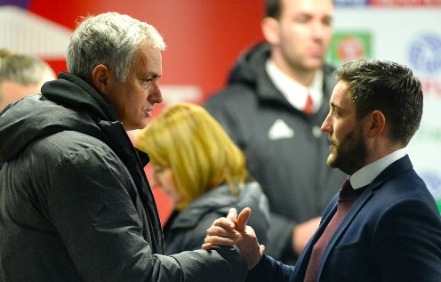 Mourinho 'trốn' lời mời rượu của HLV Bristol City Mourinho bắt tay Lee Johnson của Bristol City. Đây là lần thứ hai Mourinho chịu thất bại trước một đội ở hạng thấp hơn trong thời gian làm việc ở nước Anh. Ảnh: EMPICS Sport.