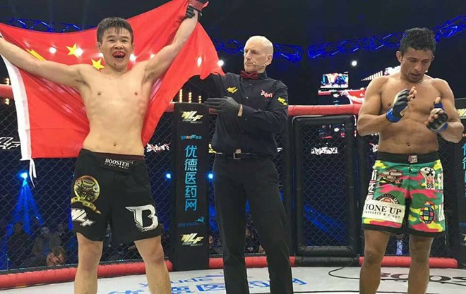 Võ sĩ Trung Quốc gãy liền 9 chiếc răng vì đồ bảo hộ rẻ tiền Niềm vui thắng trận của võ sĩ Trung Quốc Asikerbai Jinensibieke . Ảnh: Facebook.