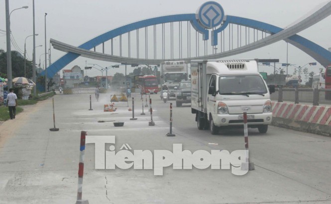 Tài xế ở Quảng Ninh đối thoại với chủ trạm thu phí BOT Đại Yên Chất lượng mặt đường của BOT Đại Dương đang càng ngày càng xuống cấp.