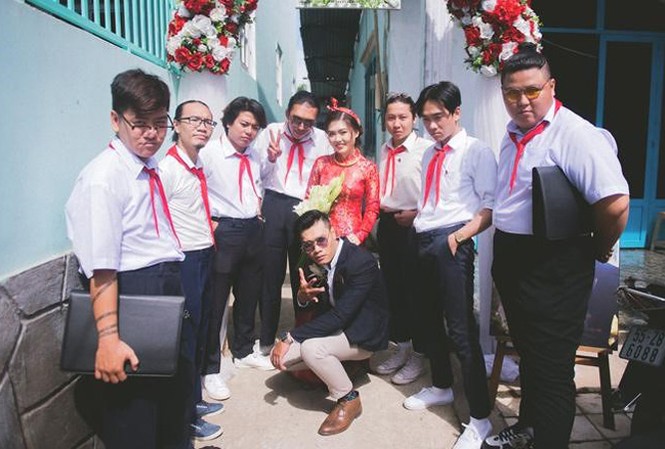 Đội hình bê tráp diện đồng phục học sinh, thắt khăn quàng đỏ gây 'bão' Đội hình bê tráp diện đồng phục học sinh, thắt khăn quàng đỏ gây 'bão'
