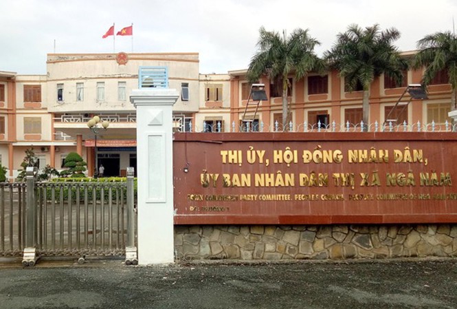 Dùng mũ bảo hiểm đánh dân, Phó Chánh Thanh tra bị... hạ lương UBND Thị xã Ngã Năm - nơi ông Tùng công tác.