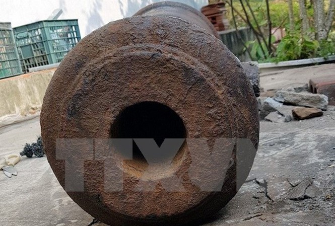 Bản tin 14H: Phát hiện súng thần công cổ ở Quảng Ninh Súng thần công cổ vừa được phát hiện. Ảnh: Văn Đức/TTXVN.