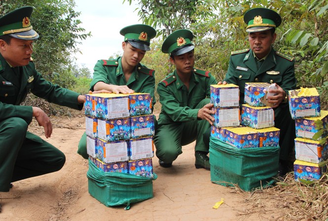 Bắt 2 vụ vận chuyển pháo lậu tại vùng biên Quảng Trị Các lực lượng chức năng đang tiến hành kiểm đếm số tang vật. Ảnh: H.H.