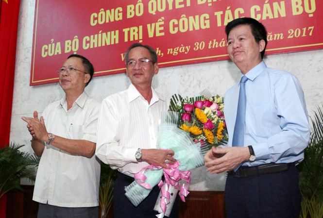 Ông Lữ Văn Hùng làm Bí thư Hậu Giang Ông Lữ Văn Hùng (giữa) được bầu làm Bí thư Tỉnh ủy Hậu Giang thay ông Trần Công Chánh (trái) nghỉ hưu trước tuổi.
