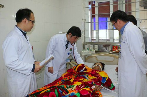 Đốt than sưởi ấm, sáu người nhập viện Bác sĩ đặt máy thở cho bệnh nhân Tình. Ảnh: Đ.H.