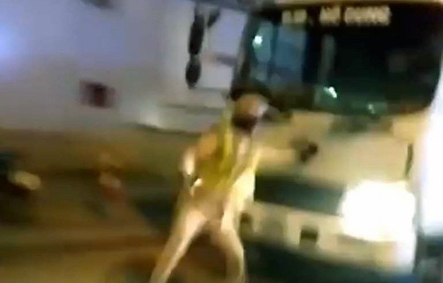 Bản tin 14H: Lái xe tải lao thẳng vào CSGT để trốn chạy Chiếc xe tải lao thẳng về phía CSGT để bỏ chạy. Ảnh cắt từ clip.