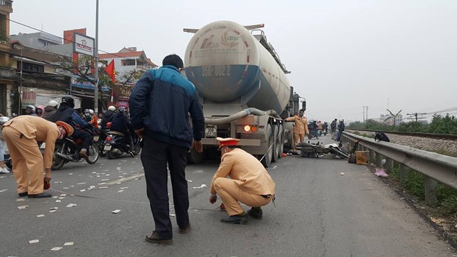 Xe bồn đâm xe máy, hai người chết thảm Hiện trường vụ tai nạn.