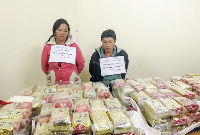 Bản tin 20H: Cặp vợ chồng chở heroin trị giá 70 tỷ đồng trên xe máy Các đối tượng cùng tang vật bị bắt giữ. Ảnh: Xuân Tư/TTXVN.