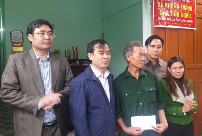 Trao tặng nhà tình nghĩa cho hộ nghèo TNXP Hà Tĩnh Đại diện phường Kỳ Long (TX Kỳ Anh) thăm hỏi ông Ninh trong buổi khánh thành nhà mới.