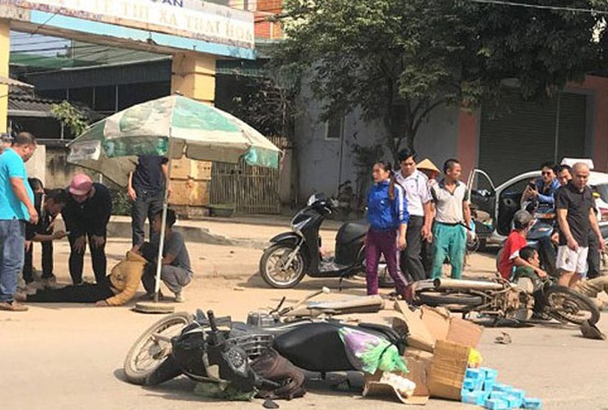 Xe máy đối đầu, 2 người bị thương nặng Hiện trường vụ tai nạn.