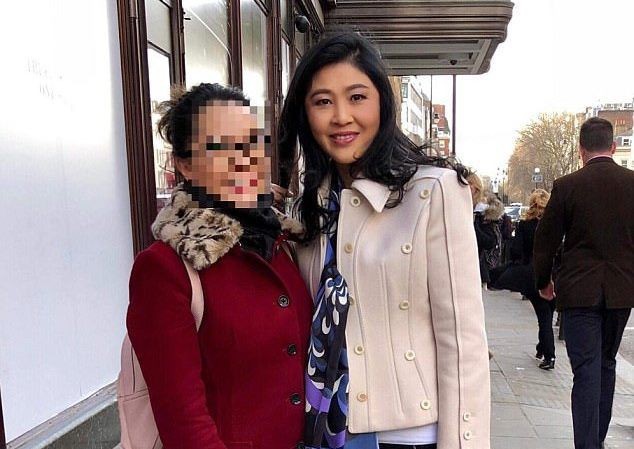 Bản tin 20H: Thủ tướng Thái Lan thừa nhận khó dẫn độ bà Yingluck Bức ảnh bị rò rỉ trên mạng chụp bà Yingluck đứng cạnh một phụ nữ ở London. Ảnh: Nation.
