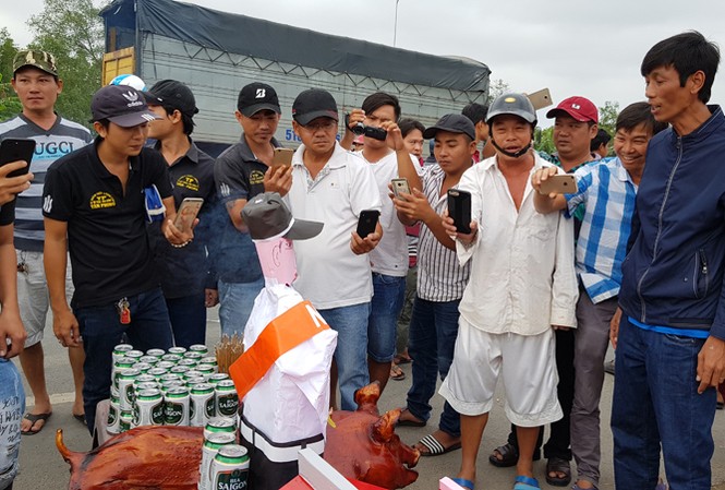 Náo loạn tại BOT Sóc Trăng khi tài xế mang heo đến cúng Náo loạn tại BOT Sóc Trăng khi tài xế mang heo đến cúng