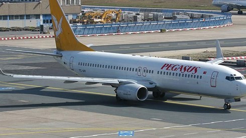 Bản tin 20H: Máy bay chở 162 hành khách treo lơ lửng trên vách đá Máy bay Pegasus. Ảnh: Reuters.