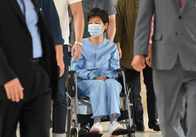 Bản tin 14H: Cựu Tổng thống Hàn Quốc mắc nhiều bệnh trong nhà giam Cựu Tổng thống Park Geun-hye ngồi trên xe lăn. Ảnh: Yonhap.
