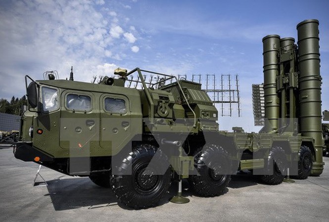 Nga bắt đầu chuyển giao 'rồng lửa' S-400 cho Trung Quốc Hệ thống phòng thủ tên lửa S-400 của Nga. Nguồn: AFP/TTXVN.