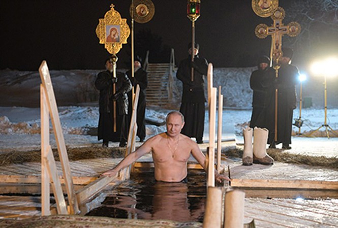 Bản tin 14H: Ông Putin khoe thân hình cơ bắp, tắm nước hồ lạnh giá Tổng thống Putin tắm ở Hồ Seliger hôm qua. Ảnh: TASS