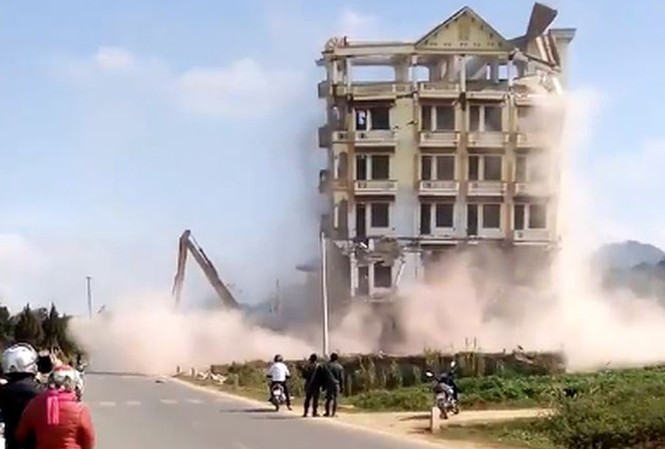 Bản tin 20H: 'Lâu đài ma túy' của Tàng KeangNam bị đánh sập hoàn toàn Tòa nhà 7 tầng của Tàng KeangNam trước khi bị phá sập hoàn toàn.