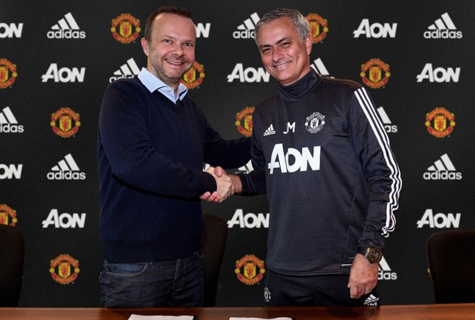 Gia hạn với Man United, Mourinho nói gì? Jose Mourinho bắt tay GĐĐH Ed Woodward của Man United trong lễ ký hợp đồng mới.