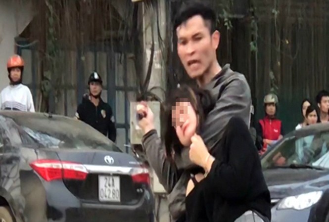 Bản tin 8H: Kẻ ngáo đá kề dao vào cổ khống chế thiếu nữ Kẻ ngáo đá cầm dao khống chế nữ sinh giữa đường.