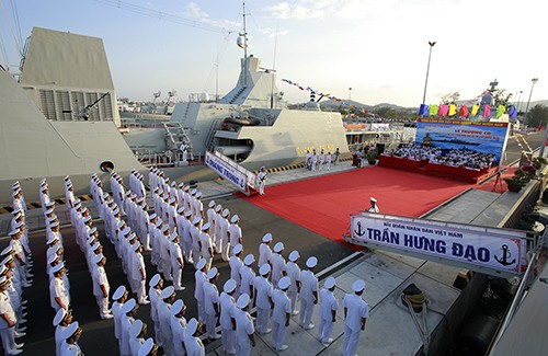 Bản tin 14H: Hải quân đưa hai tàu hộ vệ tên lửa vào sử dụng Nghi thức thượng cờ, đưa hai tàu hộ vệ tên lửa vào hoạt động. Ảnh: VnExpress.