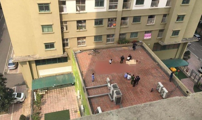 Bản tin 20H: Người đàn ông rơi từ tầng 11 xuống tử vong Hiện trường xảy ra vụ việc.